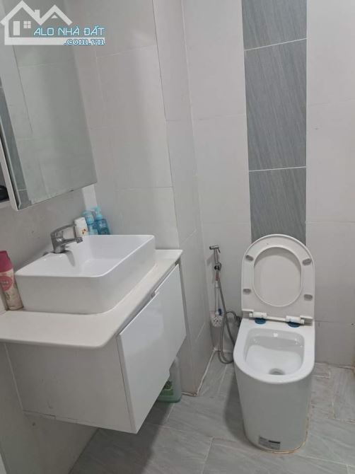 Căn Hộ Dịch Vụ 4 Tầng, 9PN ,10 WC - HẺM XE HƠI - HOÀNG DIỆU , QUẬN 4. Lh: Mr. Hiếu - 4