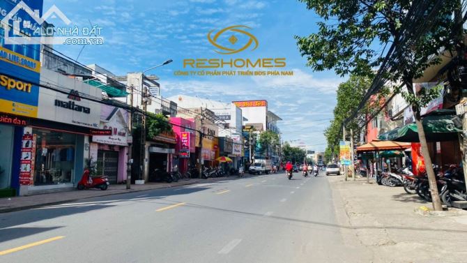 Bán nhà 2 lầu đường Phạm Văn Thuận, 7,5x38= 268m2. Ngay Coopmark. Giá 28,5 tỷ