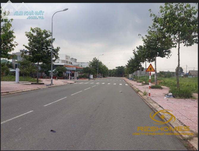 Bán cặp đất full thổ cư dt 200m2 ngang 10m mặt tiền đường xe hơi tại Xã Bình Minh - 2