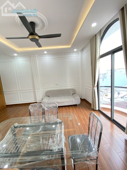 Cần bán gấp căn nhà Nguyên Hồng, Trệt 4 lầu Có Thang Máy 9 DTXD 227m2 - 1