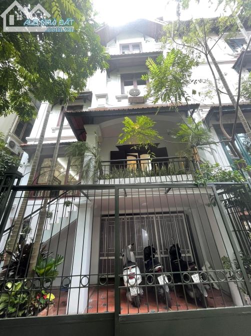Bán biệt thự Ngõ 106 Thự Hoàng Quốc Việt, phân lô góc 2 mặt ôtô tránh, 80m2 MT 6,4m 30 tỷ
