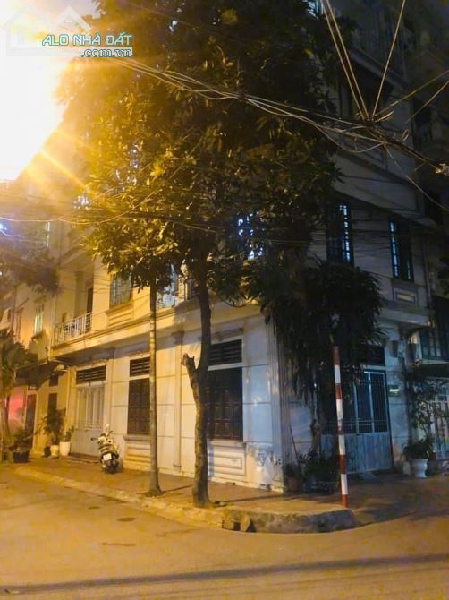 Bán biệt thự Ngõ 106 Thự Hoàng Quốc Việt, phân lô góc 2 mặt ôtô tránh, 80m2 MT 6,4m 30 tỷ - 1