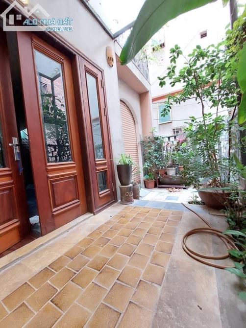Bán biệt thự Ngõ 106 Thự Hoàng Quốc Việt, phân lô góc 2 mặt ôtô tránh, 80m2 MT 6,4m 30 tỷ - 2