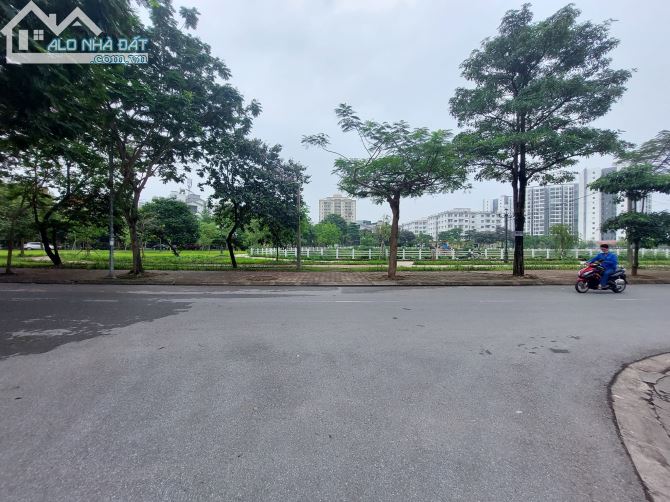 BÁN SIÊU BIỆT THỰ 4TẦNG X 400M2 4 MẶT THOÁNG NGOẠI GIAO ĐOÀN  - 2 MẶT ĐƯỜNG Ô TÔ - 1