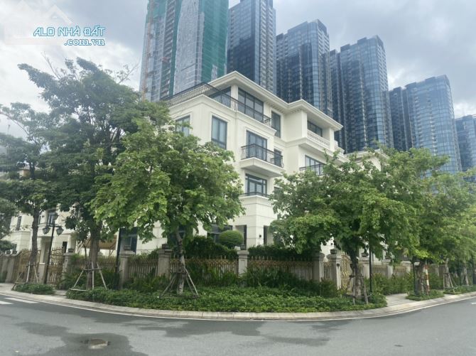 Cần bán gấp biệt thự căn góc view sông  Golden River Vin Ba Son, Quận 1.