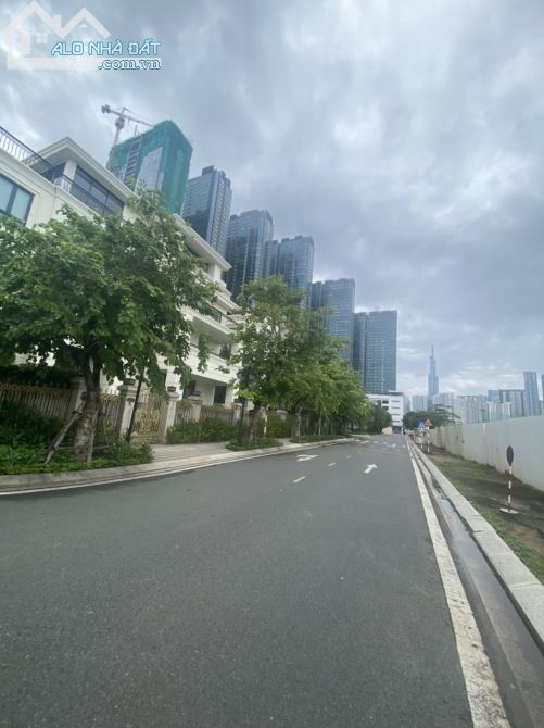 Cần bán gấp biệt thự căn góc view sông  Golden River Vin Ba Son, Quận 1. - 1