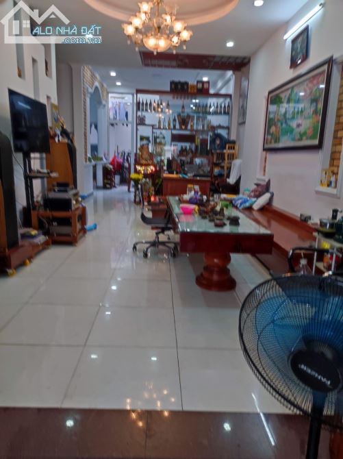 NGỘP Nhà mặt tiền vị trí đẹp, 200m2, ngang khủng 8m, KD đỉnh Phạm Văn Bạch, 24.5 tỷ.