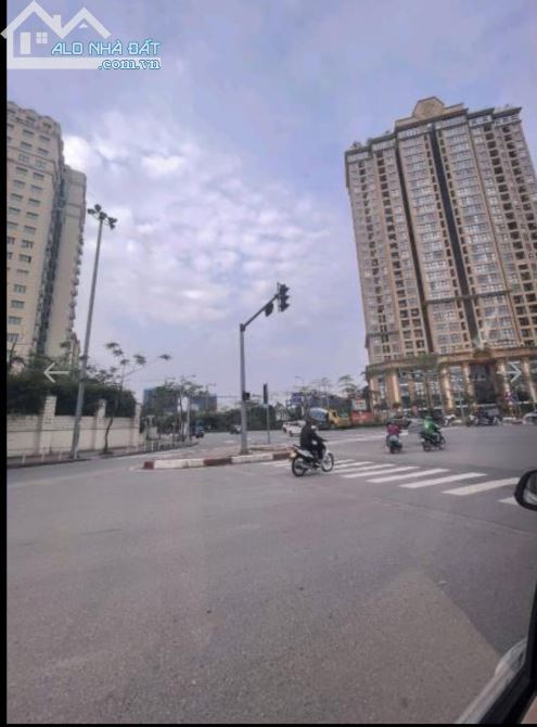 BÁN BIỆT THỰ  3 TẦNG X 300M2 - GIÁP NGÃ TƯ VÕ CHÍ CÔNG LẠC LONG QUÂN - VỊ TRÍ ĐẮC ĐỊA - 1