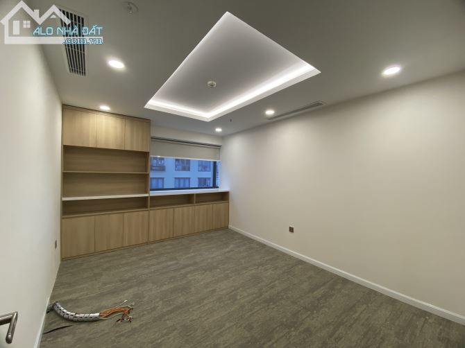 Cần cho thuê VP nguyên sàn 251.73m2 có sẵn fitout + sàn gỗ hoàn thiện full, MT NKKN - 2