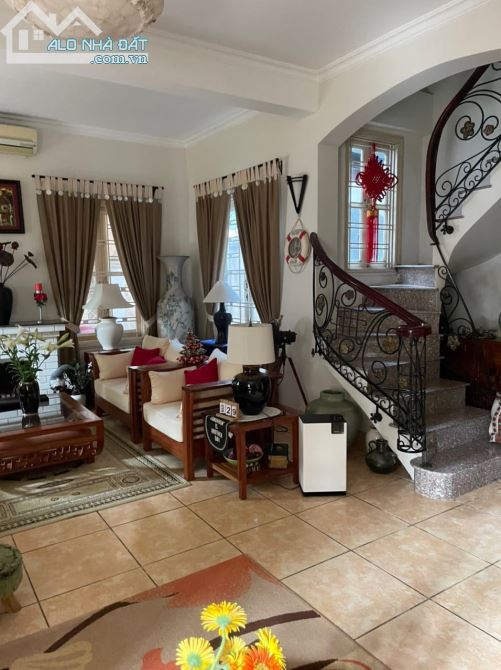 BÁN BIỆT THỰ  3 TẦNG X 300M2 - GIÁP NGÃ TƯ VÕ CHÍ CÔNG LẠC LONG QUÂN - VỊ TRÍ ĐẮC ĐỊA - 3