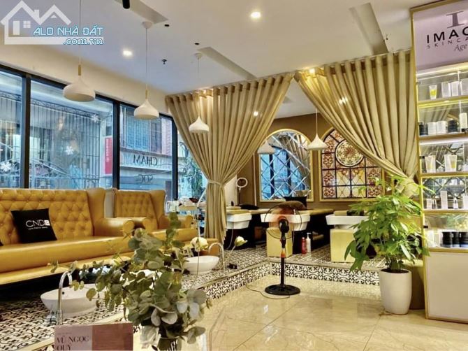 Bán gấp nhà phân lô Trung Hoà, vỉa hè,  70 m2, 5 tầng, mặt tiền 5m, chỉ 19.8 tỷ.