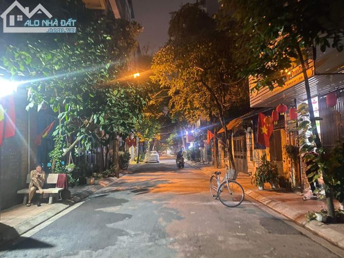 Siêu phẩm Phân Lô  Quân Đội, Ngõ 105 Xuân La - Tây Hồ . DT 210m2 x 4 tầng. MT 13m. - 1