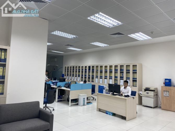 Cho thuê  (Biệt Thự) lô góc,Trung Yên 11,Trung Hòa	Dt 200m,3 tầng nổi,1hầm,Giá 50tr/th. - 2