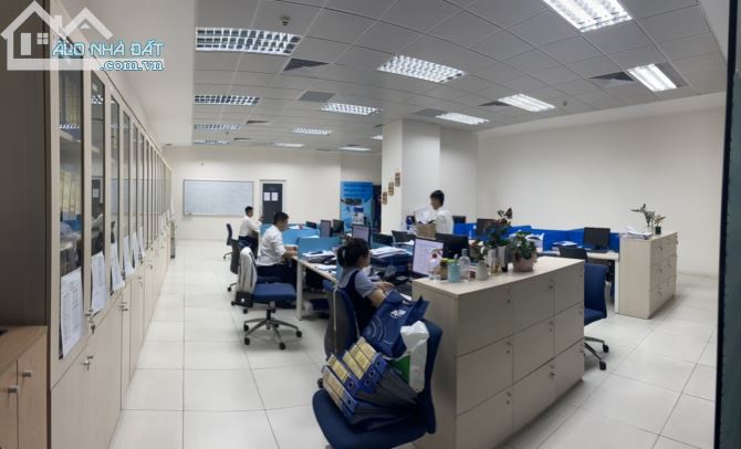 Cho thuê  (Biệt Thự) lô góc,Trung Yên 11,Trung Hòa	Dt 200m,3 tầng nổi,1hầm,Giá 50tr/th. - 3