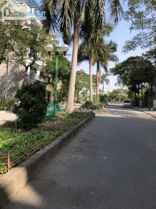 Cần bán gấp nhà phố Việt Hưng, 80 m2, 5tầng, thang máy, mặt tiền 5 m, giá chỉ 12,5 tỷ.