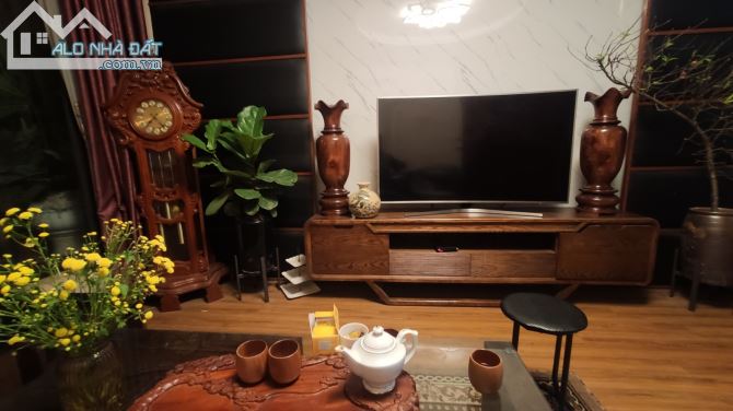 Cần bán gấp nhà phố Việt Hưng, 80 m2, 5tầng, thang máy, mặt tiền 5 m, giá chỉ 12,5 tỷ. - 1