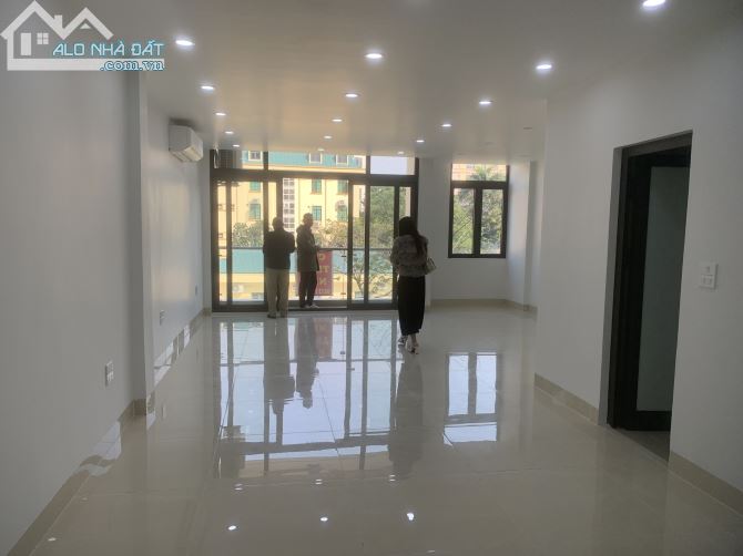 Cho Thuê Tầng 1,2,3,4,5,6 Diện Tích 130m2 Thông Sàn Nguyễn Cơ Thạch, Đường Rộng