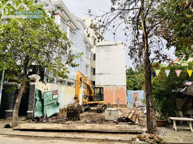 25 tỷ - Bán đất lớn 200m2 (9,2x22m) mặt tiền đường số Tân Quy, Q7 - Được xây dựng cao tầng
