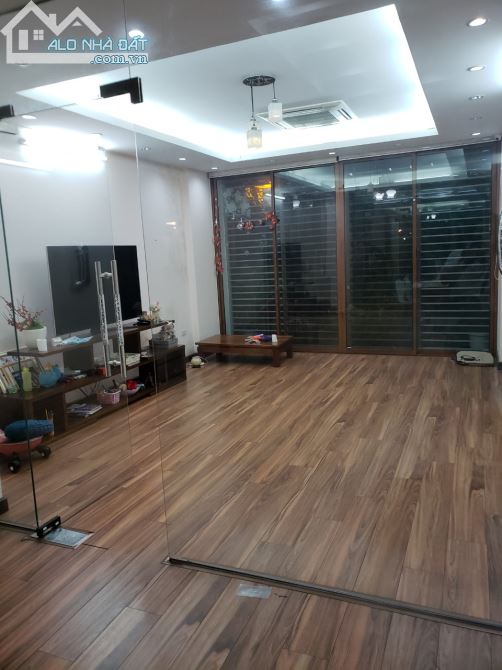 Cho thuê nhà KĐT Trung yên 100m2, mặt tiền 6m,5 tầng nhà cầu thang gỗ sàn gỗ đẹp làm VP - 1