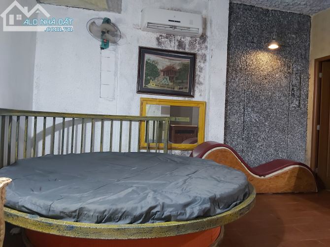 Khách sạn 22 phòng, doanh thu 100 triệu mỗi tháng, chủ bán định cư, DT 300 m2 Thổ cư