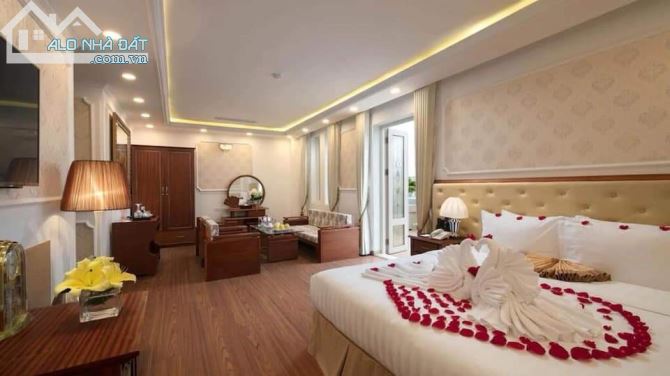 Cần bán rẻ Khách sạn 3 sao mặt phố cổ Hoàn Kiếm, doanh khủng, 150m2, giá chỉ 115 tỷ - 1