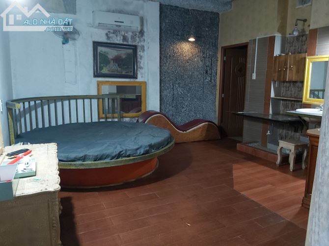 Khách sạn 22 phòng, doanh thu 100 triệu mỗi tháng, chủ bán định cư, DT 300 m2 Thổ cư - 5