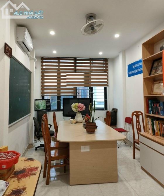 Cho thuê nhà ngõ 10 phố Nguyễn Văn Huyên. Diện tích 70m2 x 5 tầng , Mt 5m - 3