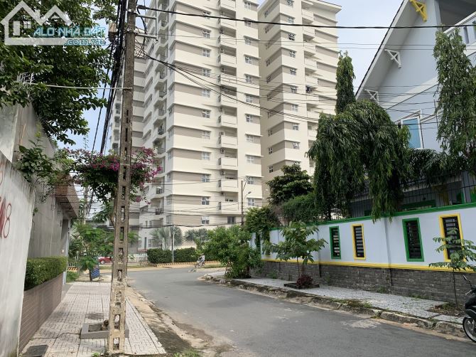 Bán đất Biệt Thự đường 672, khu Uỷ Ban Quận 9 củ , Phường Hiệp Phú. DT: 248 m2 - 19.5 tỷ