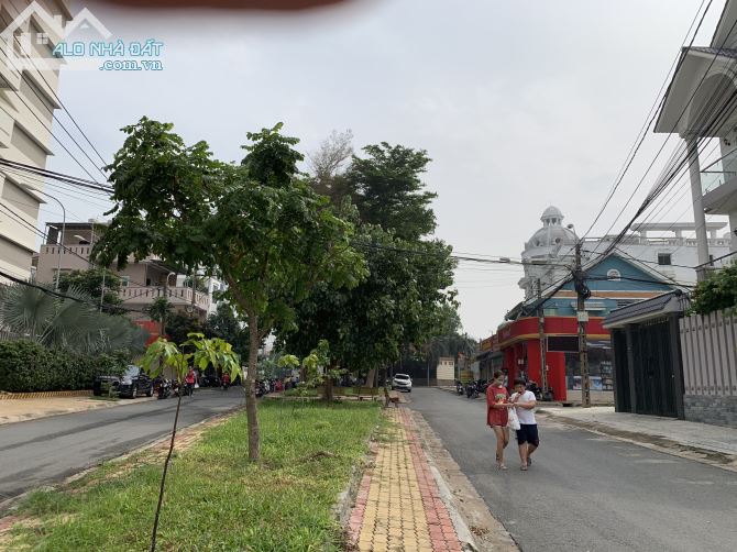 Bán đất Biệt Thự đường 672, khu Uỷ Ban Quận 9 củ , Phường Hiệp Phú. DT: 248 m2 - 19.5 tỷ - 4