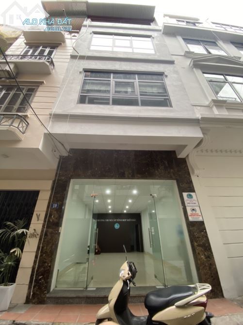 Cho thuê nhà mặt  ngõ Đỗ Quang 	DT:50m2,4 tầng, MT5m.Giá 20tr/th.