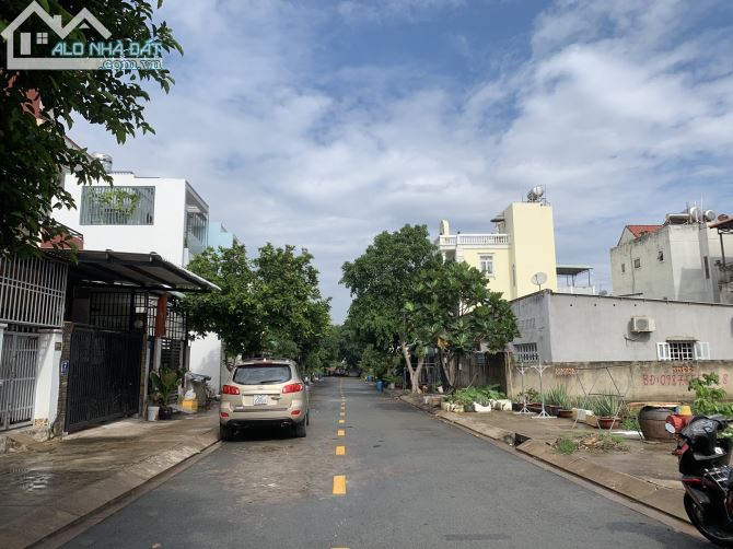 Bán gấp  đât mặt tiền 138, Phường Tân Phú, Quận 9 ,DT: 11 x 13 = 144 m2 . Gía: 8.1TỶ - 1