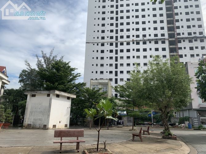 Bán gấp  đât mặt tiền 138, Phường Tân Phú, Quận 9 ,DT: 11 x 13 = 144 m2 . Gía: 8.1TỶ - 2