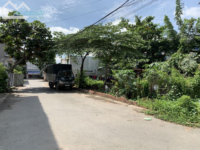 Bán đất 2 mặt tiền đường 671 Hoàng Hưu Nam, Phường Long Thạnh Mỹ, Quận 9 , DT: 10 x 21 = - 1