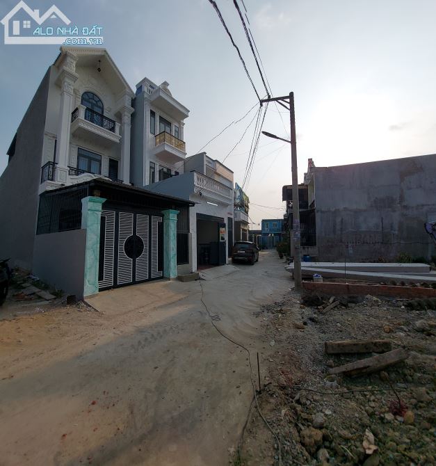 Bán nhà 2 lầu , sổ riêng thổ cư hết đất , gần công an phường Tân Hạnh - 1