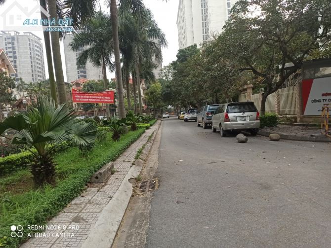 Bán biệt thự KĐT Pháp Vân 300m 4 tầng, mặt tiền 13m, giá 100tr/m2