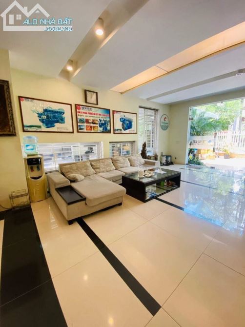 Bán biệt thự KĐT Pháp Vân 300m 4 tầng, mặt tiền 13m, giá 100tr/m2 - 3