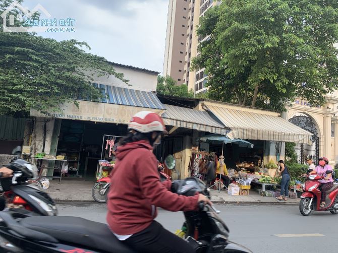 Bán đất MT đường Quốc Hương - Thảo Điền - Quận 2. DT: 10x26. Xây cao 7 tầng. Giá: 260tr/m
