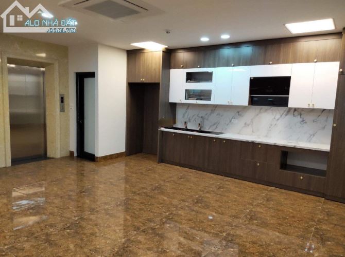 Cho thuê gấp nhà Liễu Giai, DT 70m2 x 6 tầng, mặt tiền 6m, có thang máy. Gía 30tr/th - 2