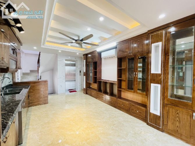 Cho thuê nhà lô góc Thái Hà, DT 100m2 x 5 tầng, ngõ rộng ô tô đỗ cửa, giá 24 triệu/tháng