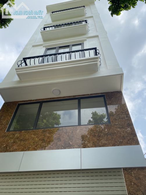 Bán nhà mới. Xây ở hồ linh Hoàng Liệt, Hoàng Mai DT45m 4 tầng. Giá 5,5 tỷ. Ô tô