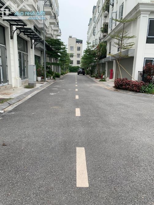 Nhà Phố Nguyễn Khang 90m2*5 Ô Tô KD 2 Thoáng Mặt Tiền 6m Giá 28.8 tỷ.