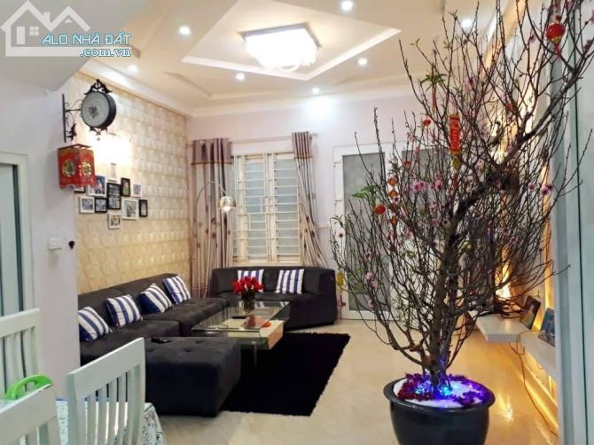 Bán Nhà Phố Lạc Long Quân, Oto đỗ , Kinh doanh, 57m2, 6T,Giá 6,4 tỷ - 2