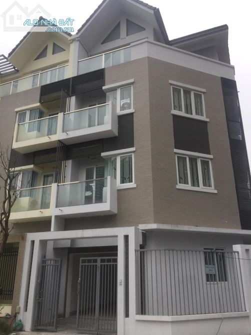 Bán nhà liền kề 3 mặt thoáng Goldmark City 136 Hồ Tùng Mậu.DT 100m2,5 tầng,góc.Giá 17,5 tỷ