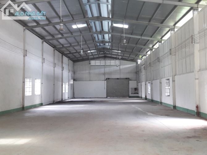 Cho thuê nhà xưởng diện tích 900m2 giá 37tr/tháng ở gần ngã tư Trung Chánh. Ql22