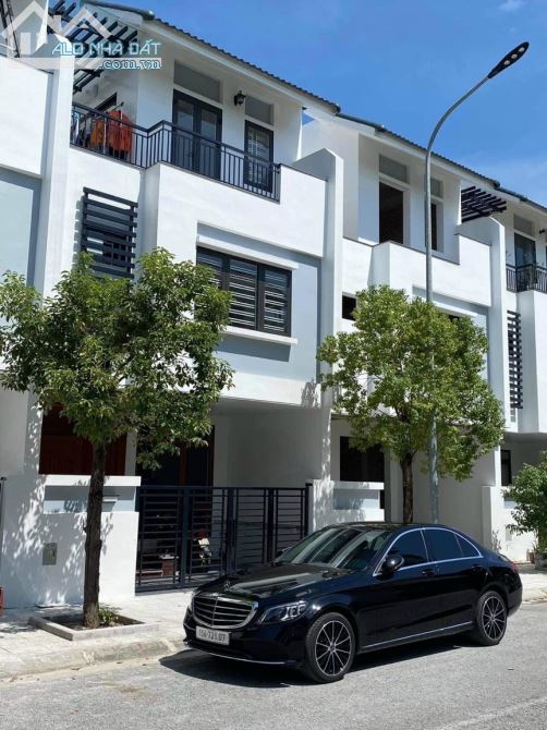 🏡Chào bán căn nhà thô 3tầng kiến trúc Châu Âu siêu đẹp tại dãy LK12- thẳng cổng chính vào