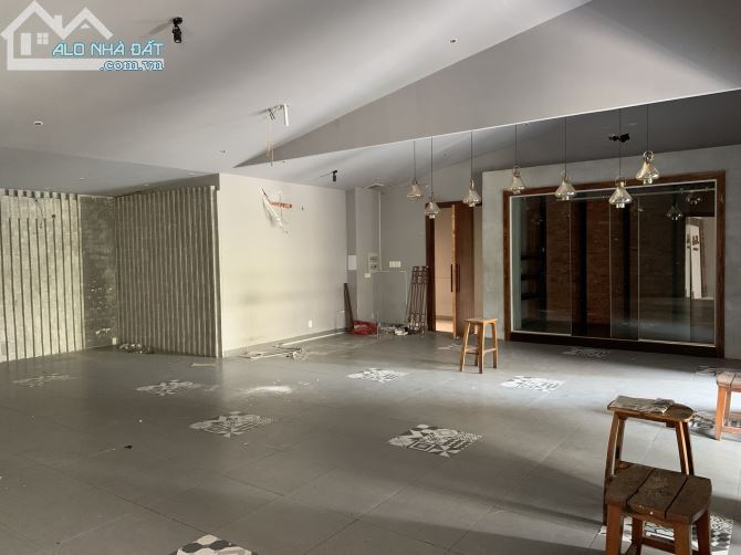Cho thuê nhà dt 12x25 tại Nguyễn Thị Minh Khai,q3