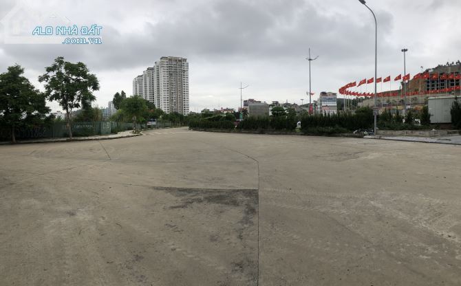 Bán lô đất 3300m2, 3 mặt tiền đường, xung quanh khách sạn, nhà hàng view biển - 1