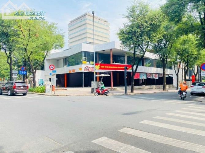 CHO THUÊ NHÀ GÓC 2 MẶT TIỀN LÝ TỰ TRỌNG, BẾN THÀNH, QUẬN 1. DT (25X40M)