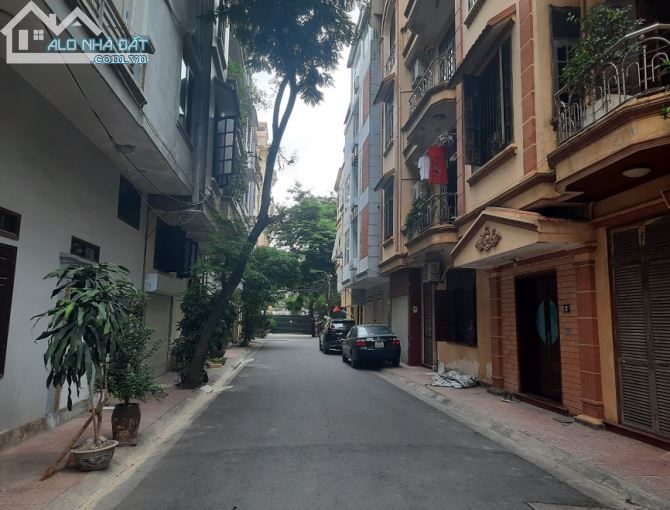 Nhà Hoàng Quốc Việt, 55m2 thang máy, phân lô quân đội, view vườn hoa
