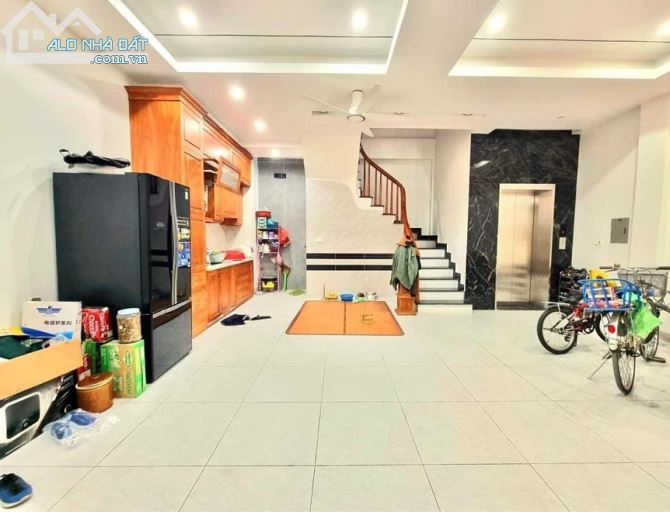 Nhà Hoàng Quốc Việt, 55m2 thang máy, phân lô quân đội, view vườn hoa - 1
